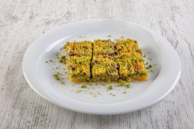 Cevizli baklava, baklava ve servis tabağında Türk çayı. Pastane hizmeti kavramı.