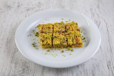 Cevizli baklava, baklava ve servis tabağında Türk çayı. Pastane hizmeti kavramı.