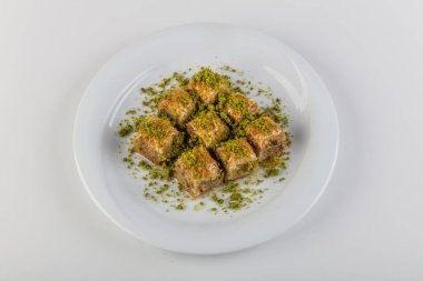 Cevizli baklava, baklava ve servis tabağında Türk çayı. Pastane hizmeti kavramı.