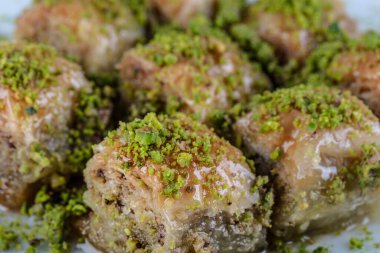 Cevizli baklava, baklava ve servis tabağında Türk çayı. Pastane hizmeti kavramı.