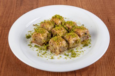 Cevizli baklava, baklava ve servis tabağında Türk çayı. Pastane hizmeti kavramı.