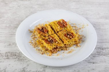 Türk Tatlısı Kadayif şam fıstığı tozuyla - Burma kaday if.