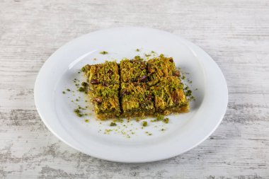 Cevizli baklava, baklava ve servis tabağında Türk çayı. Pastane hizmeti kavramı.