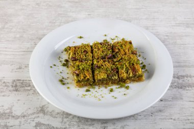 Cevizli baklava, baklava ve servis tabağında Türk çayı. Pastane hizmeti kavramı.
