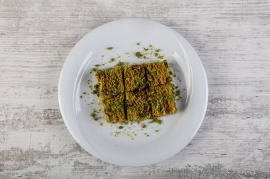 Cevizli baklava, baklava ve servis tabağında Türk çayı. Pastane hizmeti kavramı.