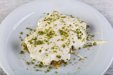 Türk tatlısı, kunafa, kaday fıstığı tozu ve peynirli sıcak yenilen tatlı.