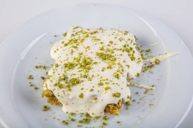 Türk tatlısı, kunafa, kaday fıstığı tozu ve peynirli sıcak yenilen tatlı.