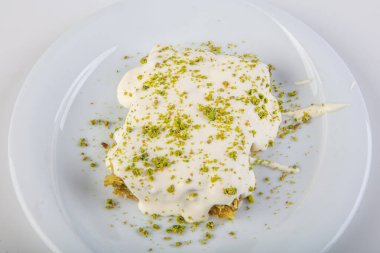 Türk tatlısı, kunafa, kaday fıstığı tozu ve peynirli sıcak yenilen tatlı.