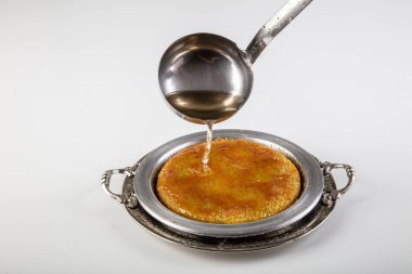 Türk tatlısı, kunafa, kaday fıstığı tozu ve peynirli, sıcak, çok tatlı. Türk geleneksel tatlısı.