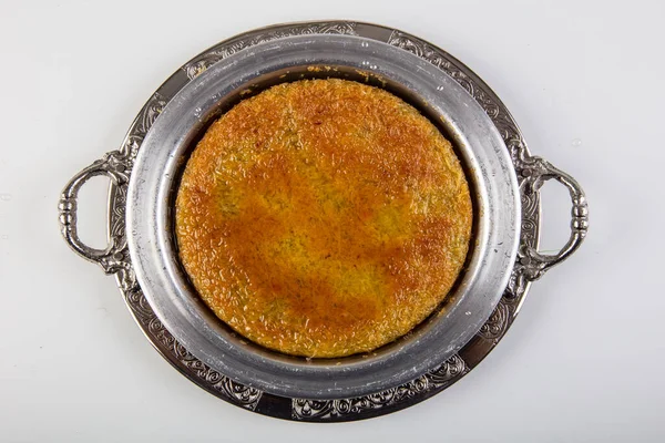 Turkse Dessert Kunefe Kunafa Kadayif Met Pistache Poeder Kaas Geserveerd — Stockfoto