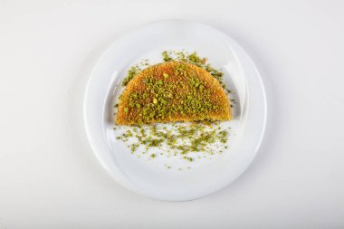 Geleneksel Türk Tatlısı Kunefe (kadayif). Peynirli Kunefe. Türk tatlısı, kunafa, kaday fıstıklı pudra..