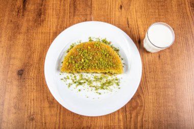 Geleneksel Türk Tatlısı Kunefe (kadayif). Peynirli Kunefe. Türk tatlısı, kunafa, kaday fıstıklı pudra..