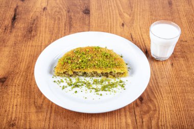 Geleneksel Türk Tatlısı Kunefe (kadayif). Peynirli Kunefe. Türk tatlısı, kunafa, kaday fıstıklı pudra..