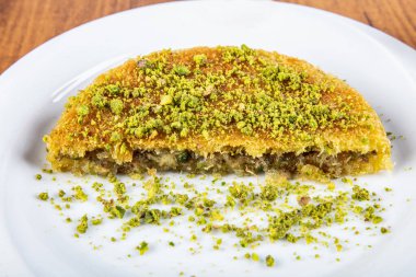 Geleneksel Türk Tatlısı Kunefe (kadayif). Peynirli Kunefe. Türk tatlısı, kunafa, kaday fıstıklı pudra..