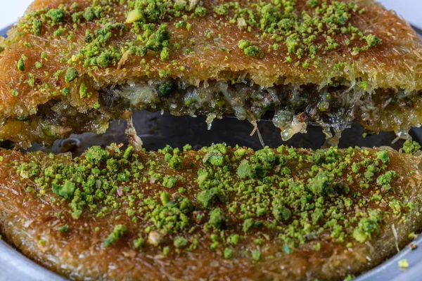 Traditioneller Türkischer Nachtisch Kunefe Kadayif Kunefe Mit Käse Türkisches Dessert — Stockfoto