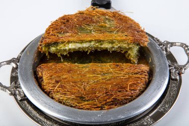 Geleneksel Türk Tatlısı / Kunefe. Türkçe adı 