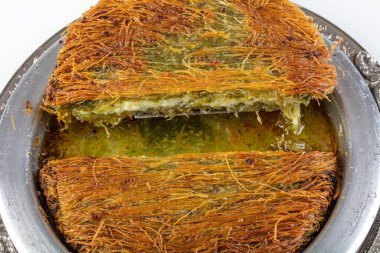 Geleneksel Türk Tatlısı / Kunefe. Türkçe adı 