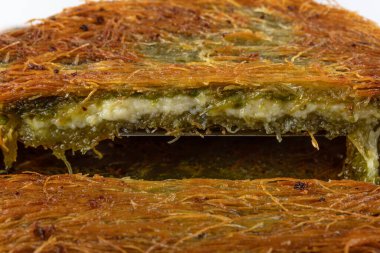 Geleneksel Türk Tatlısı / Kunefe. Türkçe adı 