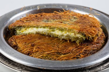 Geleneksel Türk Tatlısı / Kunefe. Türkçe adı 