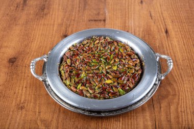 Türk tatlısı, kunafa, kaday fıstığı tozu ve peynirli, sıcak, çok tatlı. Türk geleneksel tatlısı.