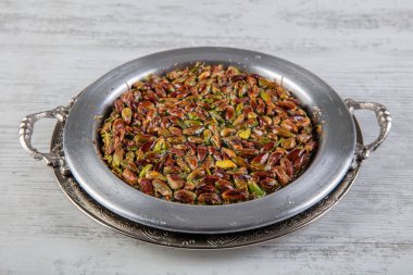 Türk tatlısı, kunafa, kaday fıstığı tozu ve peynirli, sıcak, çok tatlı. Türk geleneksel tatlısı.