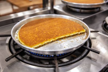 Türk tatlısı, kunafa, kaday fıstığı tozu ve peynirli, sıcak, çok tatlı. Türk geleneksel tatlısı.