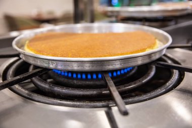 Türk tatlısı, kunafa, kaday fıstığı tozu ve peynirli, sıcak, çok tatlı. Türk geleneksel tatlısı.