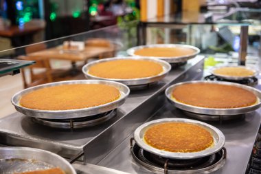 Türk tatlısı, kunafa, kaday fıstığı tozu ve peynirli, sıcak, çok tatlı. Türk geleneksel tatlısı.