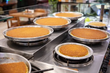 Türk tatlısı, kunafa, kaday fıstığı tozu ve peynirli, sıcak, çok tatlı. Türk geleneksel tatlısı.