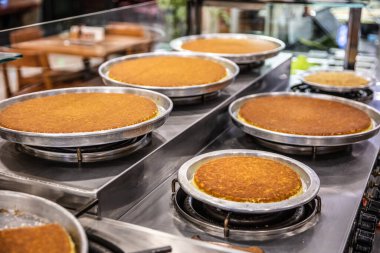 Türk tatlısı, kunafa, kaday fıstığı tozu ve peynirli, sıcak, çok tatlı. Türk geleneksel tatlısı.