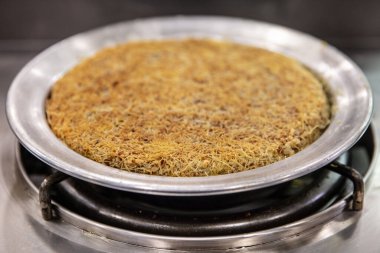 Türk tatlısı, kunafa, kaday fıstığı tozu ve peynirli, sıcak, çok tatlı. Türk geleneksel tatlısı.