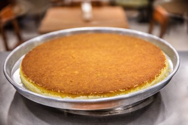 Türk tatlısı, kunafa, kaday fıstığı tozu ve peynirli, sıcak, çok tatlı. Türk geleneksel tatlısı.