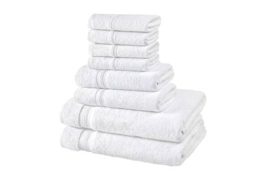 Beyaz arka planda beyaz havlu yığını