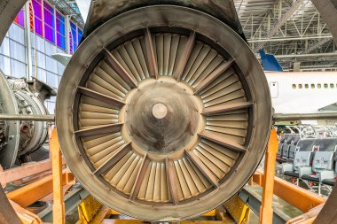 İstanbul, Türkiye - 30 Ekim 2017; Uluslararası Sabiha Gökçen Havalimanı İstanbul Türkiye. Uçak hangarındaki uçak motorlarının mekanik bakımı.