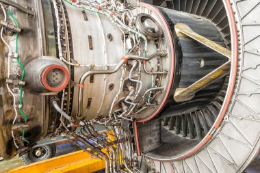 İstanbul, Türkiye - 30 Ekim 2017; Uluslararası Sabiha Gökçen Havalimanı İstanbul Türkiye. Uçak hangarındaki uçak motorlarının mekanik bakımı.