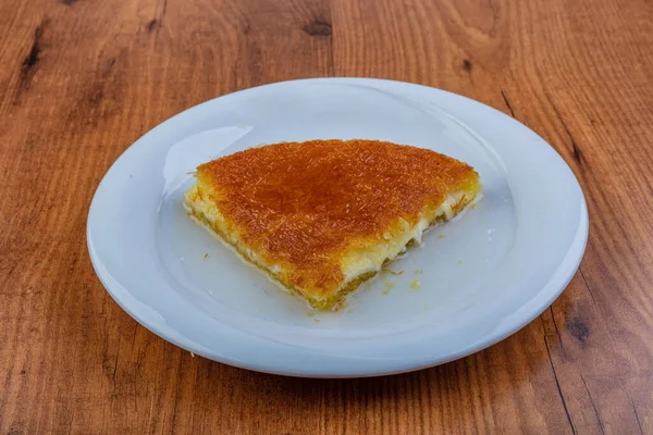 Turkish Dessert Kunefe Kunafa Kadayif Pistachio Powder Cheese Served Hot — Stock Photo, Image