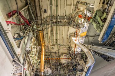 İstanbul, Türkiye - 30 Ekim 2017; Uluslararası Sabiha Gökçen Havalimanı İstanbul Türkiye. Uçak hangarındaki uçak motorlarının mekanik bakımı.