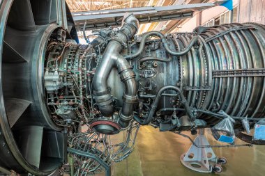 İstanbul, Türkiye - 30 Ekim 2017; Uluslararası Sabiha Gökçen Havalimanı İstanbul Türkiye. Uçak hangarındaki uçak motorlarının mekanik bakımı.