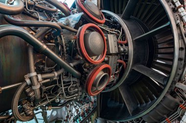 İstanbul, Türkiye - 30 Ekim 2017; Uluslararası Sabiha Gökçen Havalimanı İstanbul Türkiye. Uçak hangarındaki uçak motorlarının mekanik bakımı.