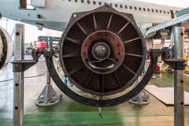 İstanbul, Türkiye - 30 Ekim 2017; Uluslararası Sabiha Gökçen Havalimanı İstanbul Türkiye. Uçak hangarındaki uçak motorlarının mekanik bakımı.