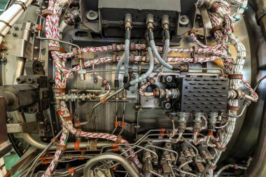 İstanbul, Türkiye - 30 Ekim 2017; Uluslararası Sabiha Gökçen Havalimanı İstanbul Türkiye. Uçak hangarındaki uçak motorlarının mekanik bakımı.