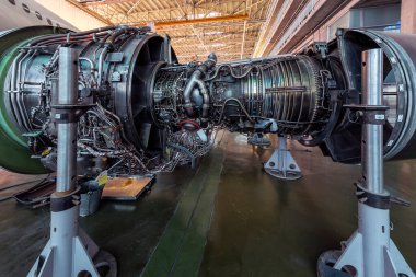 İstanbul, Türkiye - 30 Ekim 2017; Uluslararası Sabiha Gökçen Havalimanı İstanbul Türkiye. Uçak hangarındaki uçak motorlarının mekanik bakımı.