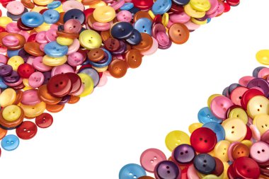 Çeşitli şekil ve boyutlarda bir sürü renkli düğme. Plastik düğmeler, renkli düğmeler arka plan, düğmeler kapalı, düğmeler arka plan. 