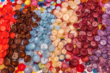 Çeşitli şekil ve boyutlarda bir sürü renkli düğme. Plastik düğmeler, renkli düğmeler arka plan, düğmeler kapalı, düğmeler arka plan. 