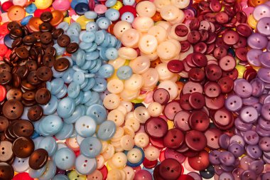 Çeşitli şekil ve boyutlarda bir sürü renkli düğme. Plastik düğmeler, renkli düğmeler arka plan, düğmeler kapalı, düğmeler arka plan. 