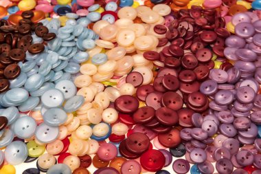 Çeşitli şekil ve boyutlarda bir sürü renkli düğme. Plastik düğmeler, renkli düğmeler arka plan, düğmeler kapalı, düğmeler arka plan. 