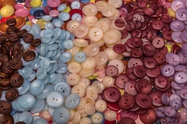 Çeşitli şekil ve boyutlarda bir sürü renkli düğme. Plastik düğmeler, renkli düğmeler arka plan, düğmeler kapalı, düğmeler arka plan. 