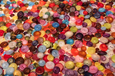 Çeşitli şekil ve boyutlarda bir sürü renkli düğme. Plastik düğmeler, renkli düğmeler arka plan, düğmeler kapalı, düğmeler arka plan. 