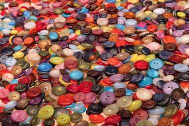 Çeşitli şekil ve boyutlarda bir sürü renkli düğme. Plastik düğmeler, renkli düğmeler arka plan, düğmeler kapalı, düğmeler arka plan. 