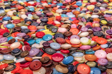 Çeşitli şekil ve boyutlarda bir sürü renkli düğme. Plastik düğmeler, renkli düğmeler arka plan, düğmeler kapalı, düğmeler arka plan. 